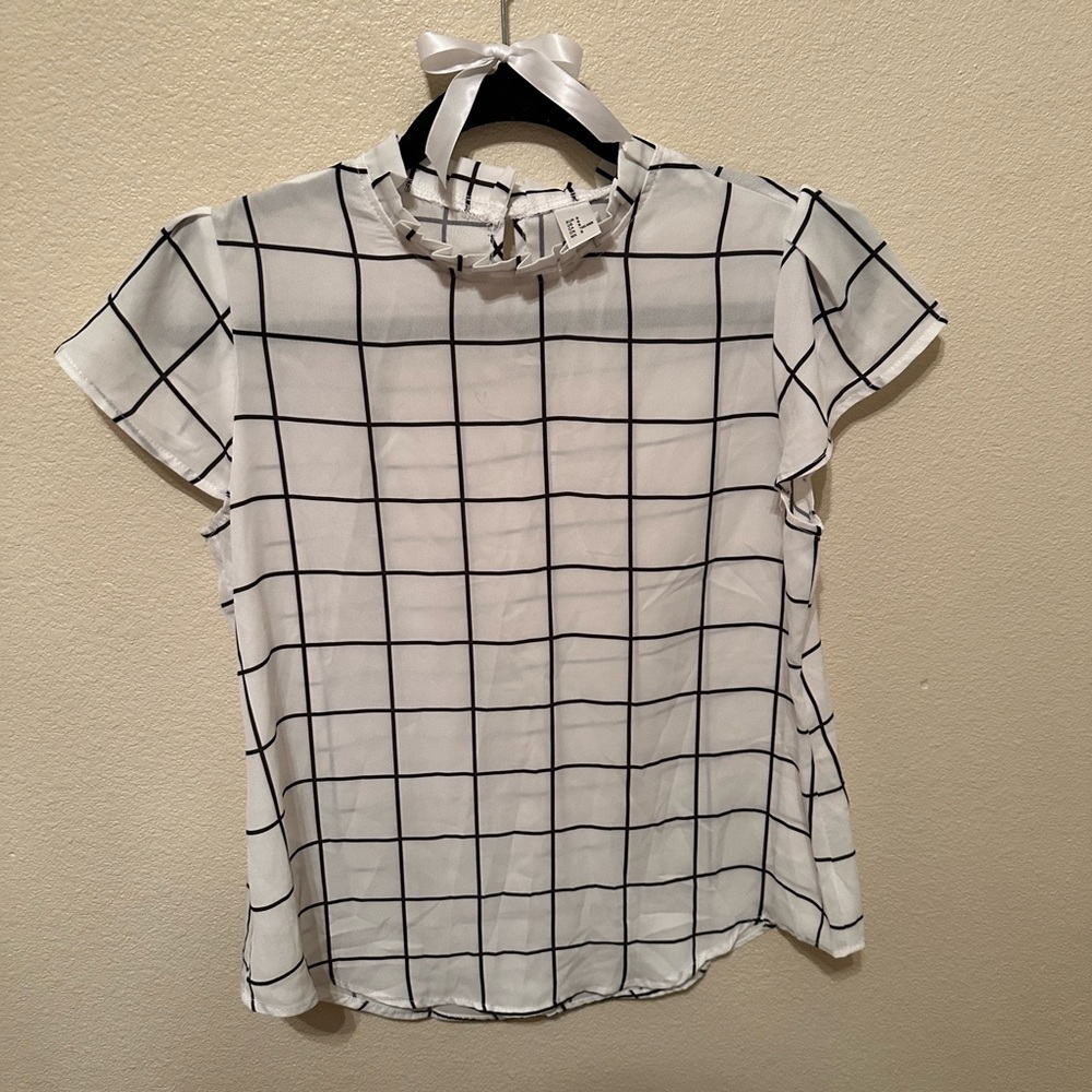 Business casual white and black short sleeve blouse.🖤